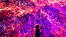 Seorang wanita berswafoto di depan instalasi seni audio visual berjudul “Cornerstone” di Today Art Museum, Beijing, Rabu (9/8). Pameran yang bertemakan ‘.zip’ ini menyajikan karya seni dari berbagai seniman di China. (AP/Andy Wong)