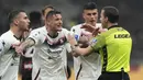 Para pemain Salernitana memprotes keputusan wasit Federico La Penna saat menghadapi AC Milan pada laga pekan ke-26 Liga Italia 2022/2023 di San Siro Stadium, Milan, Selasa (14/3/2023) dini hari WIB. (AP Photo/Luca Bruno)