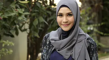 Simple, praktis namun tetap elegan, usai mengaplikasikan daily hijab simple ini.