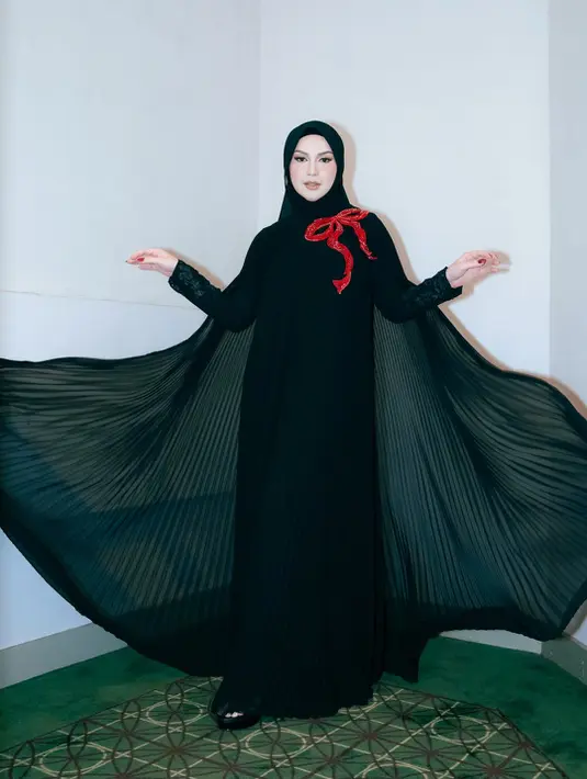 Gaun rancangan Ivan Gunawan ini memiliki inner full payet yang dilapisi dengan dress hitam polos [@_irishabella_]