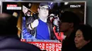Layar TV menunjukkan gambar Kim Jong-nam, kakak dari pemimpin Korut Kim Jong-un, di stasiun kereta Seoul, Korea Selatan, Selasa (14/2). Sebelum mengembuskan nafas terakhir di Malaysia, Kim Jong-nam beberapa kali pindah negara. (AP Photo/Ahn Young-joon)