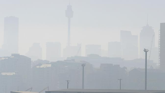 Kabut asap menutupi Sydney saat kebakaran hutan dan lahan terjadi kota, Selasa (19/11/2019). Sydney diselimuti kabut asap saat kebakaran hutan di timur Australia menyebabkan tingkat polusi di kota terbesar Australia itu naik tajam. (AP Photo/Rick Rycroft)