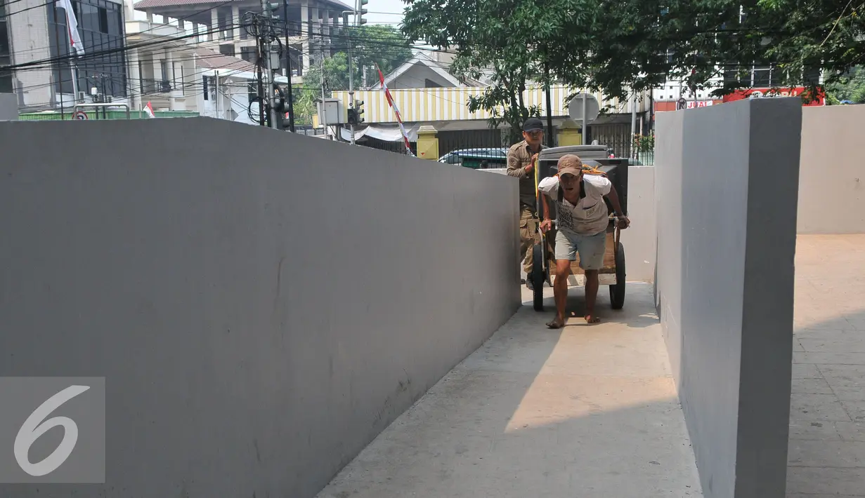 Warga Kampung Pulo mengangkut barang mereka ke Rusunawa Jatinegara Barat, Jakarta, Jumat (21/8/2015). Dari 429 warga yang telah mengikuti undian unit hunian, baru 238 warga Kampung Pulo yang telah mengambil kunci. (Liputan6.com/Herman Zakharia)