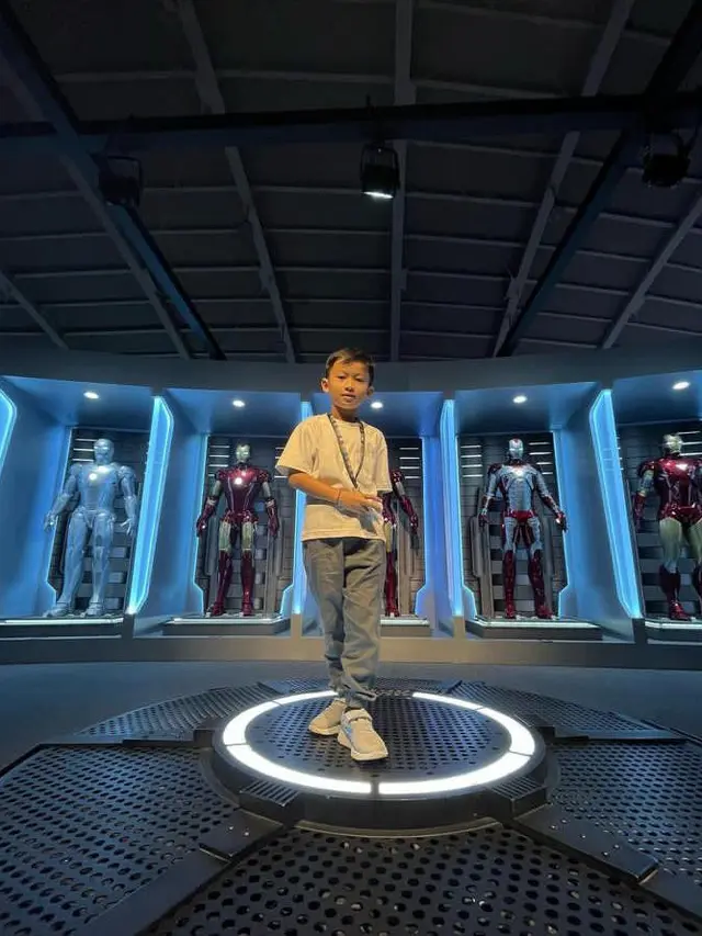Potret Miro saat berpose di Marvel Studios’ Exhibition PIM 3  (Sumber: Instagram/@miromaterazzi)