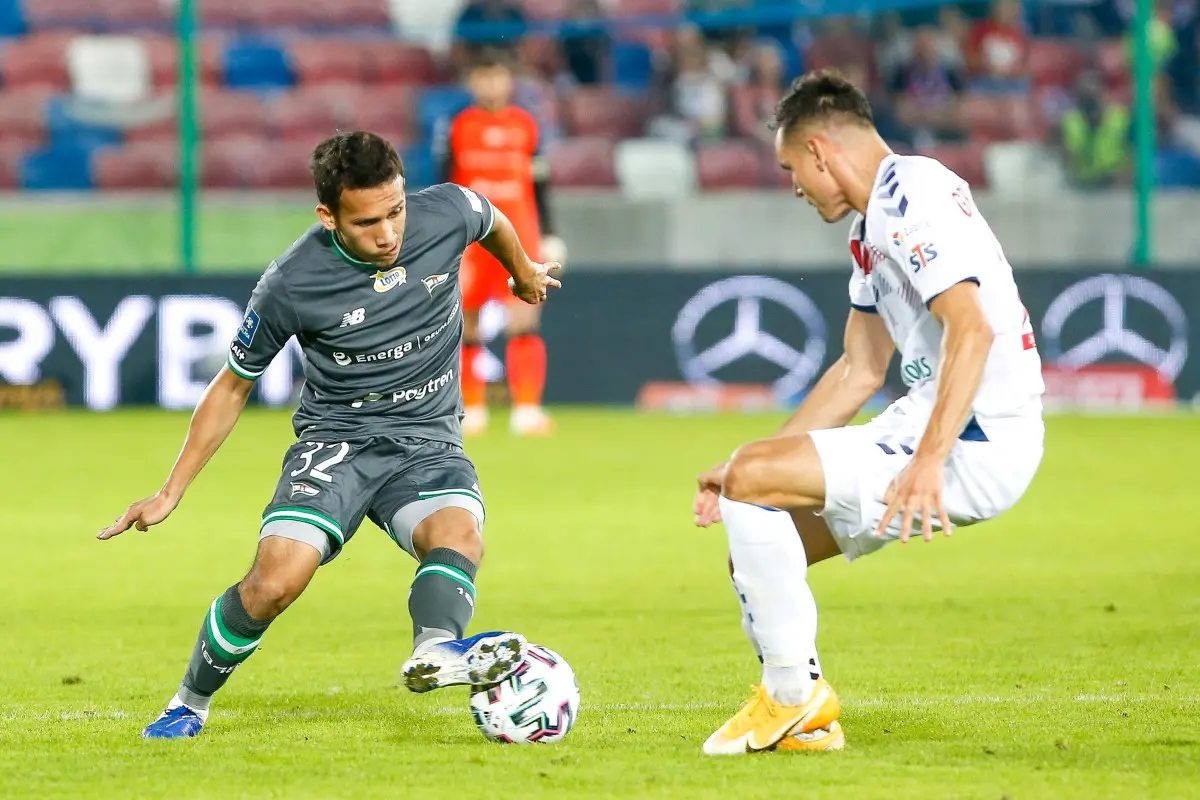Egy Maulana Vikri membela Lechia Gdansk melawan Gornik Zabrze pada pekan ketiga Ekstraklasa Liga Polandia, di Stadion Arena Zabrze, Zabrze, Minggu (14/9/2020) dini hari WIB.