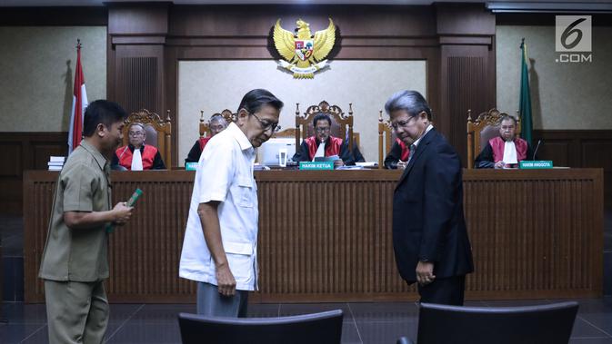 Mantan Wapres, Boediono (tengah depan) usai diambil sumpah saksi pada sidang lanjutan dugaan korupsi penerbitan SKL BLBI dengan terdakwa, Syafruddin Arsyad Temenggung di Pengadilan Tipikor, Jakarta, Kamis (19/7). (Liputan6.com/Helmi Fithriansyah)