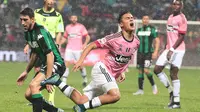 Pemain Juventus, Paulo Dybala terjatuh saat berebut bola dengan pemain Sassuolo, Sime Vrsaljko pada laga Serie A di Stadion Mapei, Italia, Rabu (28/10/2015). (EPA/Serena Campanini)