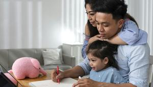 Keluarga harmonis, sang ayah yang sedang kerja dan dirangkul oleh istrinya (Foto: Freepik/freepik).