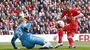 7. Pemain Liverpool, Alberto Moreno, berusaha mengecoh kiper Stoke pada laga Liga Premier Inggris di Stadion Anfield, Liverpool, Minggu (10/4/2016). Liverpool menang 4-1 atas Stoke. (Action Images via Reuters/Carl Recine)
