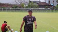 Asisten Pelatih Bali United Yogi Nugraha, usai memimpin sesi latihan di Lapangan Gelora Samudera, Kuta, Minggu sore (2/12/2022). (Maheswara Putra/Bola.com)
