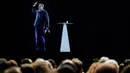 Calon indepeden dari kelompok sayap kiri, Jean-Luc Melenchon memproyeksikan dirinya yang sedang berpidato untuk pilpres Prancis, dengan teknologi hologram 3D, di lokasi kampanye di Saint-Denis, dekat Paris, Minggu (5/2). (AP Photo/Kamil Zihnioglu)