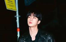 Potret Jin BTS saat Manggung di Konser Coldplay di Seoul, Tampil Ala Rocker Bareng Chris Martin