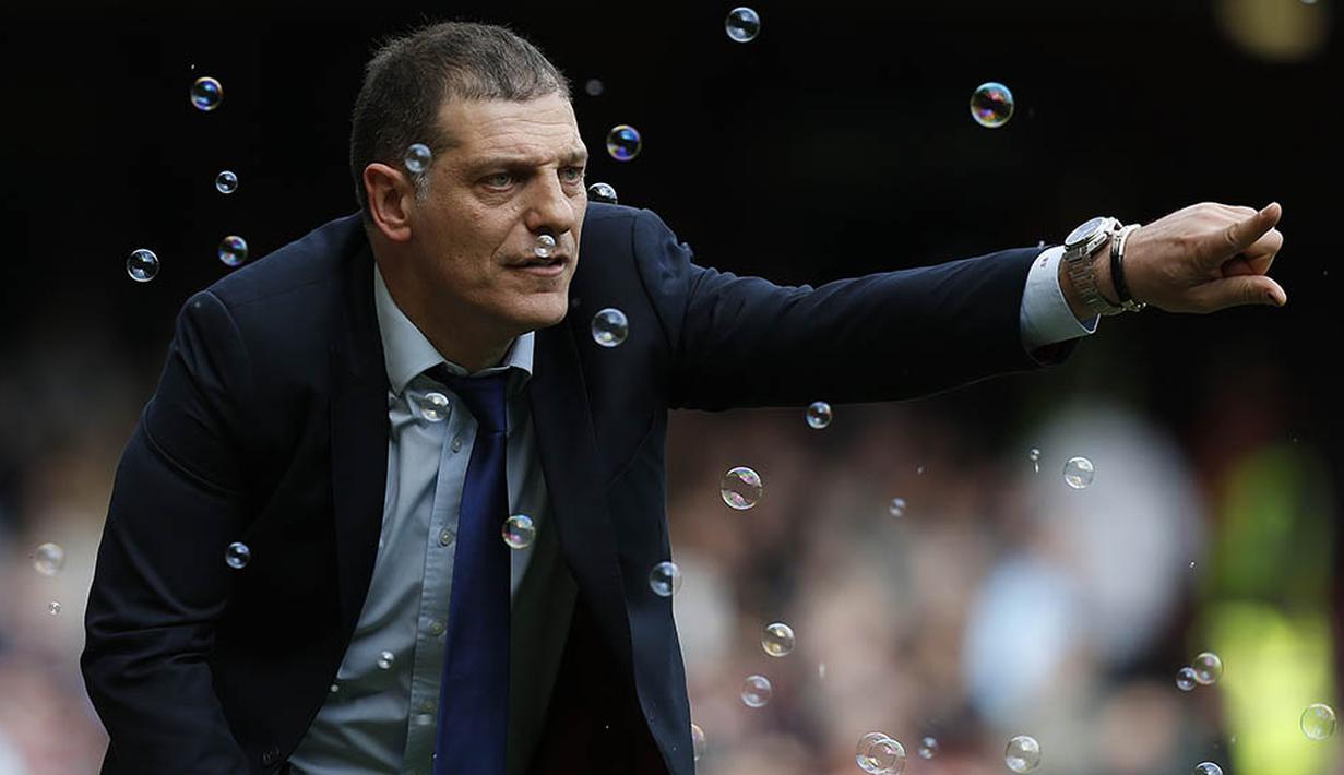 1. Pelatih West Ham, Slaven Bilic, memberikan arahan kepada anak asuhnya saat melawan Arsenal pada Liga Premier Inggris di Stadion The Boleyn Ground, London, Sabtu (9/4/2016). Kedua tim bermain imbang 3-3. (AFP/Ian Kington)