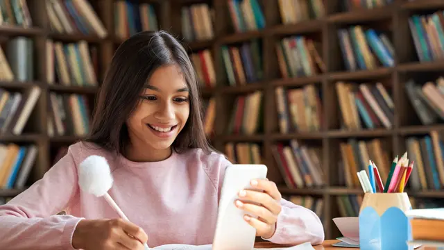 Pilih Mana, Smartphone atau Tablet untuk Kegiatan Belajar Anak?