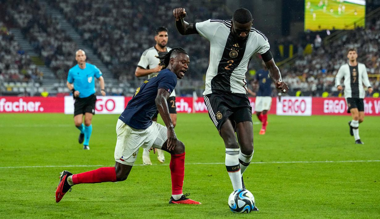 Jerman tampil tangguh untuk membekuk Prancis dalam pertandingan persahabatan internasional. Tuan rumah menang dengan skor tipis 2-1. (AP Photo/Martin Meissner)