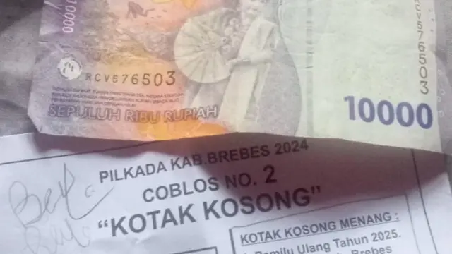 Foto amplop yang berisikan uang pecahan Rp10.000, di atas amplop putih beredar di Kabupaten Brebes. (Istimewa)