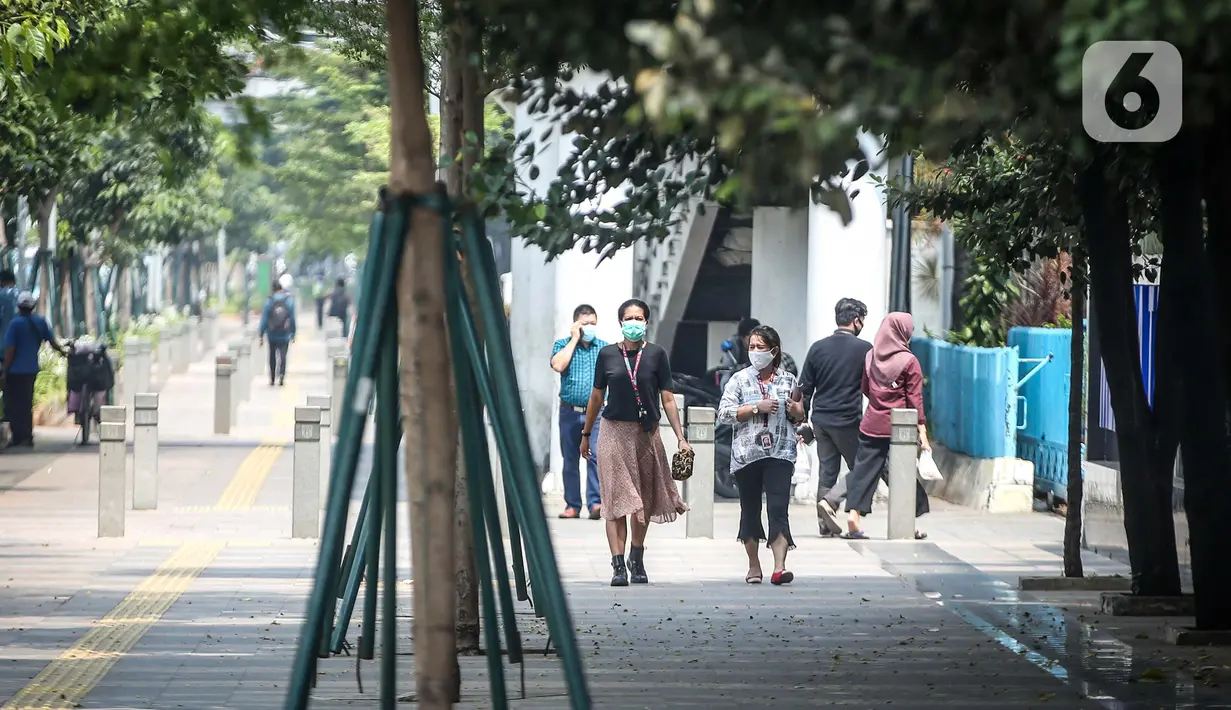 Sejumlah pegawai perkantoran di Jalan Sudirman, Jakarta, Rabu (29/7/2020).  Data Pusdatin Kementerian Kesehatan menyebut, ada 701 kluster penularan Covid-19 di Indonesia dengan dominasi episentrum penyebaran dari Jakarta.  (Liputan6.com/Faizal Fanani)