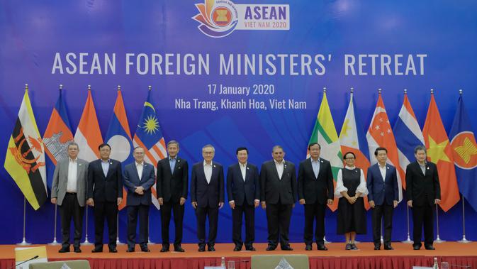 Para menteri luar negeri ASEAN menyilangkan dan berjabat tangan dalam acara ASEAN Foreign Ministers' Meeting pada 17 Januari 2020 di Nha Trang, Vietnam. (Source: Kemlu RI)