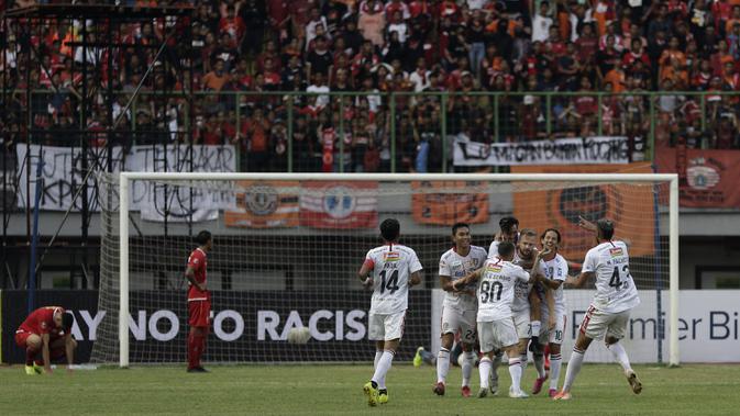 Pemain Bali United merayakan gol yang dicetak Melvin Platje ke gawang Persija Jakarta pada laga Shopee Liga 1 di Stadion Patriot Chandrabhaga, Bekasi, Kamis (19/9). Bali United menang 1-0 atas Persija. (Bola.com/Yoppy Renato)