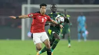 Gelandang Mesir Emam Ashour (kiri) berebut bola dengan pemain depan Senegal Sadio Mane pada pertandingan final Piala Afrika 2021 di Paul Biya Stadium, Kamerun, Senin (7/2/2022) dini hari WIB. Sadio Mane membawa Senegal mengalahkan Mesir lewat adu penalti dengan skor 4-2. (Kenzo TRIBOUILLARD / AFP)