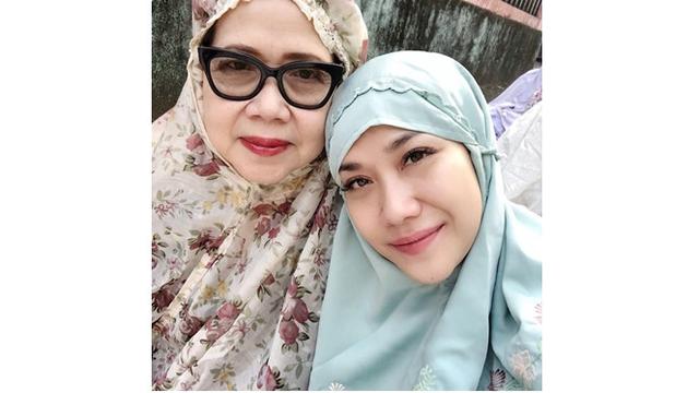 Ibunda BCL ini berprofesi sebagai dokter gigi lho.