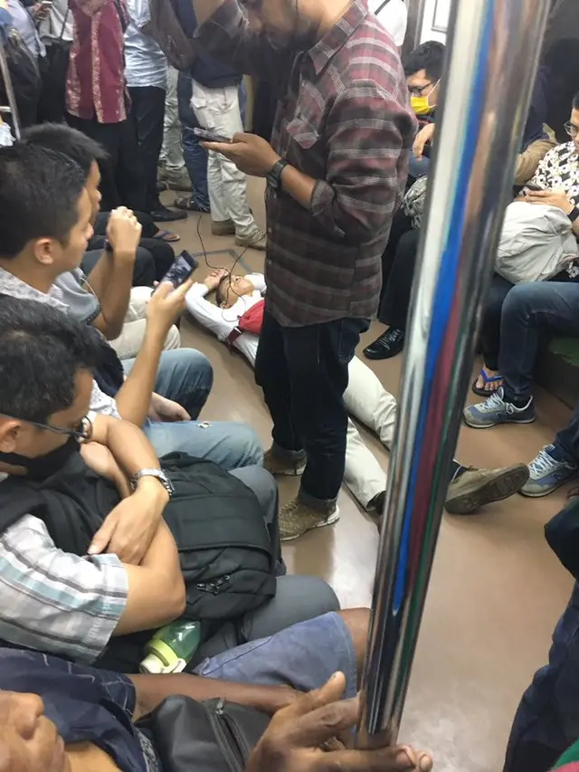 Potret Saat Rebahan di Sembarang Tempat ini Bikin Geleng Geleng