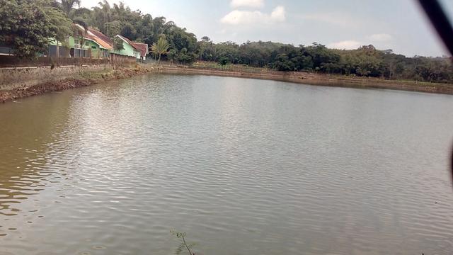 Beberapa bangunan terlihat menghadap ke arah timur di sekitar situ Sarkanjut, Leuwigoong, Garut, Jawa Barat