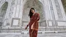 Saat berlibur ke India, Febby Rastanty memakai busana tradisional di depan Taj Mahal. (Instagram/febbyrastanty).