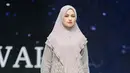 <p>Kimberly Ryder kembali mengejutkan publik dengan penampilannya yang memukau. Kali ini, ia tampil sebagai model dalam sebuah fashion show busana muslim syar'i yang sukses menarik perhatian banyak orang. [@kimbrlyryder].</p>