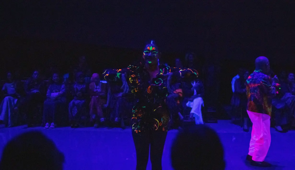 Ketika koleksi ini muncul di runway, seluruh lampu dimatikan, hanya motif pada busana yang menyala, menciptakan pemandangan yang magis. Selain itu, Merdi juga ingin memberi penghargaan kepada para pengrajin lokal yang kerap terabaikan, dengan menampilkan karya mereka dalam pergelaran tersebut. [Dok/Merdi Sihombing].