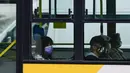 Komuter yang mengenakan masker terlihat di dalam bus, di Athena, Yunani, Selasa (9/11/2021). Yunani mencapai rekor tertinggi kasus Covid-19 selama dua hari berturut-turut. Meski demikian, pemerintah masih mengesampingkan kebijakan lockdown atau penutupan sekolah. (AP Photo/Michael Varaklas)