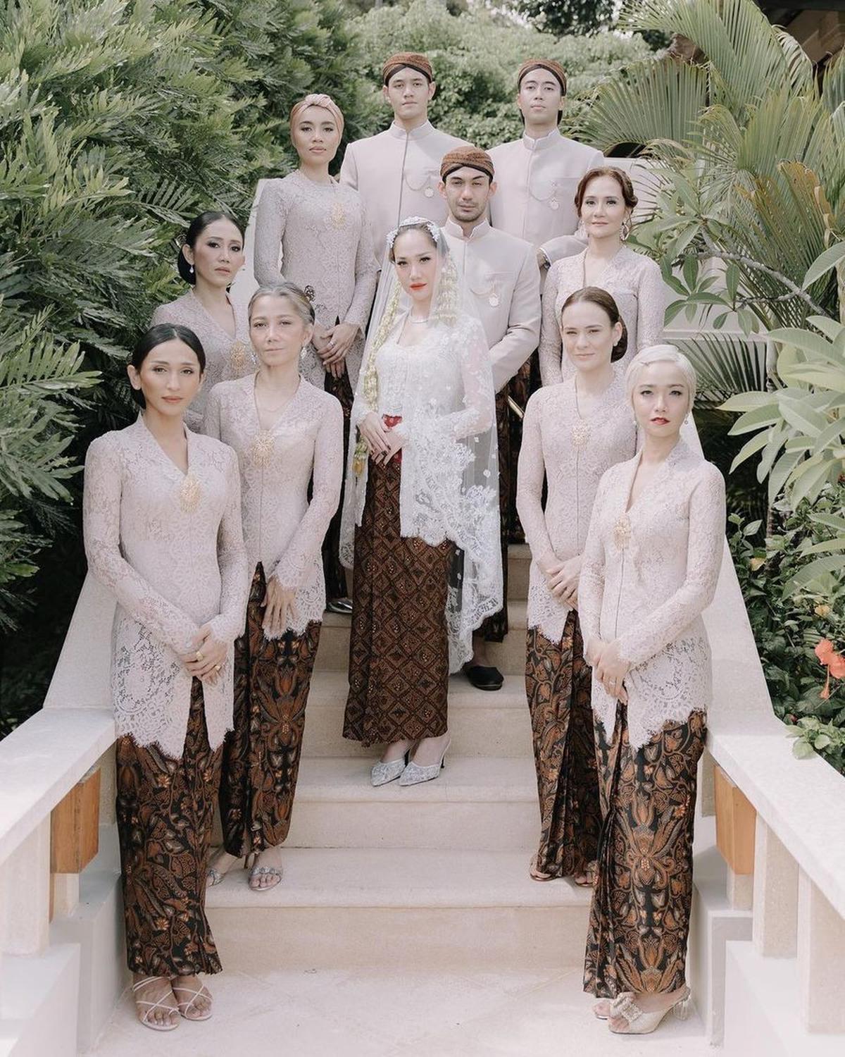 Dikelilingi Para&nbsp; Bridesmaid dan Bridesman