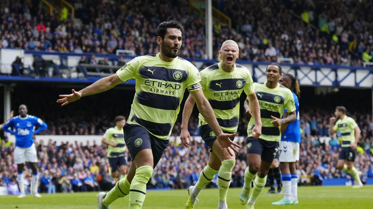 Dua pemain Manchester City, Ilkay Gundogan (kiri) dan Erling Haaland.