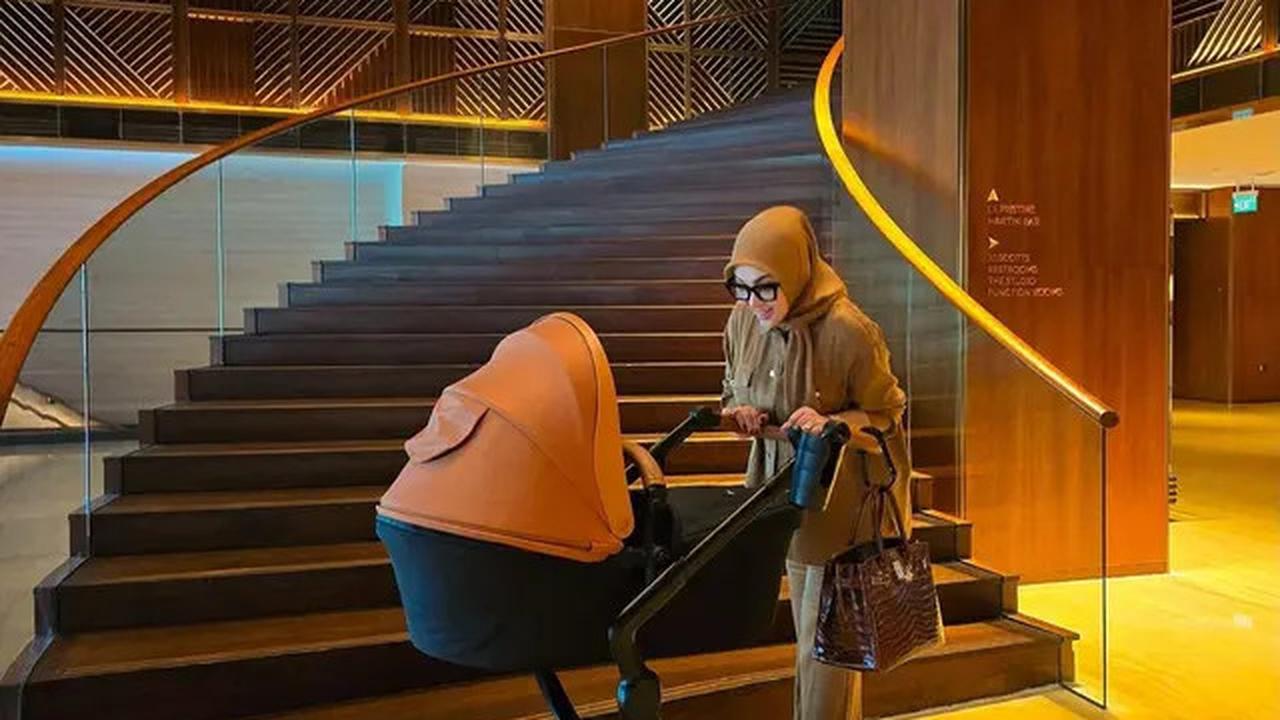6 Potret Koleksi Tas Hermes Syahrini saat Momong Baby R, Total Harganya Nyaris Rp1 Miliar