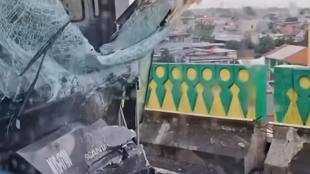 Bus Transjakarta Kecelakaan 'Adu Banteng' di Jalur Langit Koridor 13 Cipulir