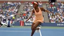 Salah satu aksi petenis AS, Sloane Stephens saat melawan Anastasija Sevastova pada perempat final AS Terbuka 2017 di Arthur Ashe Stadium, New York, (5/9/2017).  Sloane menang 6-3, 3-6, 7-6. (AP/Adam Hunger)