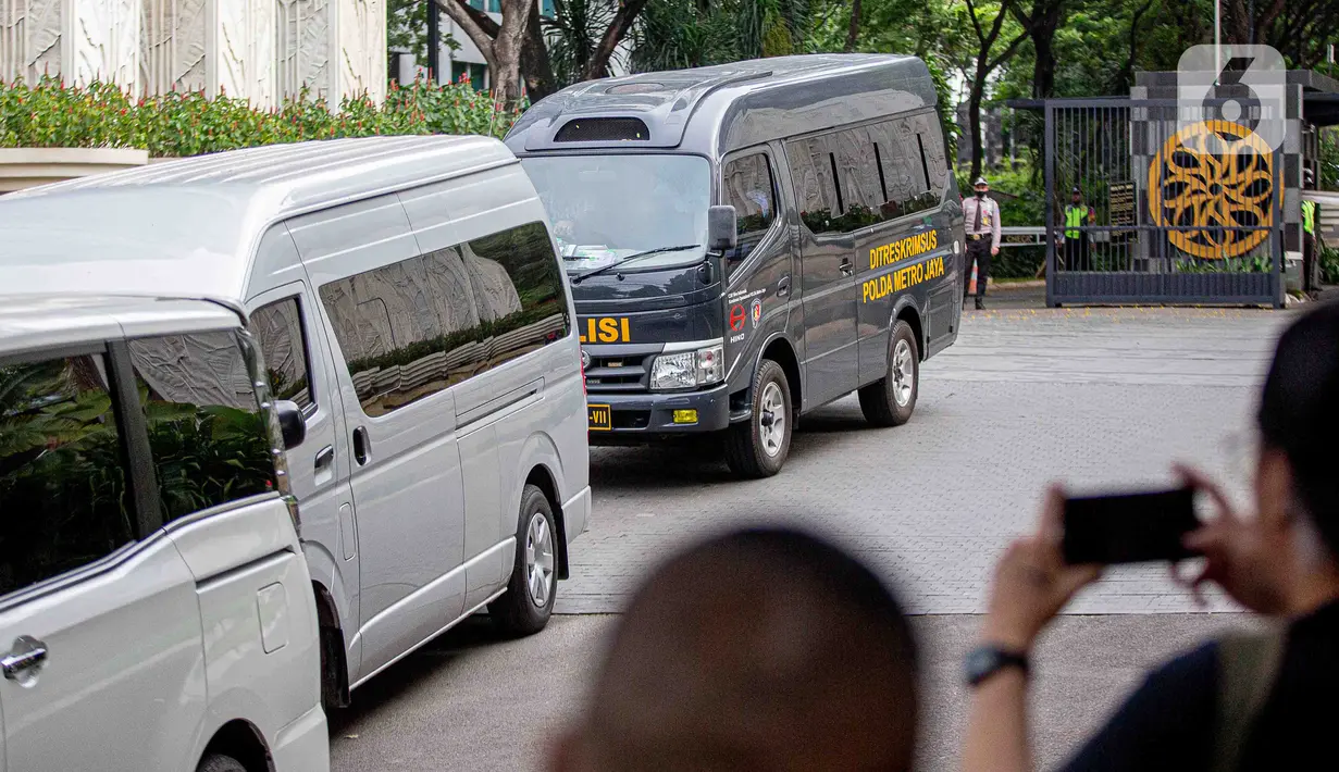 Berdasarkan pantauan, mobil berwarna abu-abu dan hitam keluar dari Apartemen Essence Darmawangsa. (Liputan6.com/Faizal Fanani)