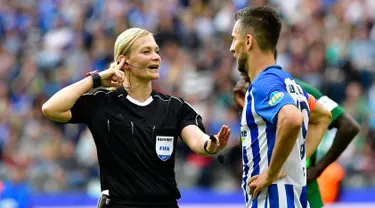 Wasit wanita, Bibiana Steinhaus berbicara dengan pemain depan Hertha Berlin, Vedad Ibisevic saat pertadingan Hertha Berlin melawan Werder Bremen dalam Bundesliga Jerman di Berlin (10/9). (AFP Photo/Tobias Schwarz)