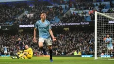 Gelandang Manchester City Phil Foden (tengah) melakukan selebrasi setelah mencetak gol ke gawang Rotherham United pada putaran ketiga Piala FA di Stadion Etihad, Manchester, Inggris, Minggu (6/1). City  membantai Rotherham 7-0. (Oli SCARFF/AFP)