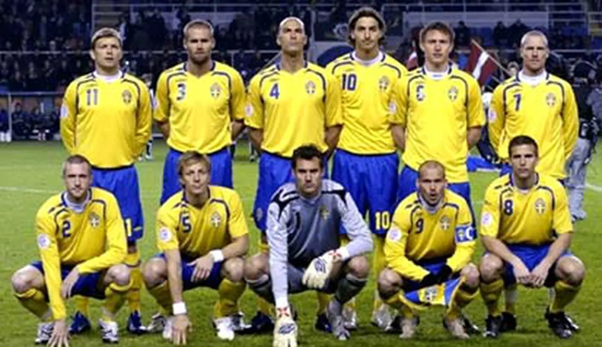 The Swedish international football team pose prior playing their Euro 2008 Group F qualifying soccer match against Latvia at Rasunda stadium in Stockholm, Sweden, 21 November 2007. AFP PHOTO/SCANPIX/JANERIK HENRIKSSON