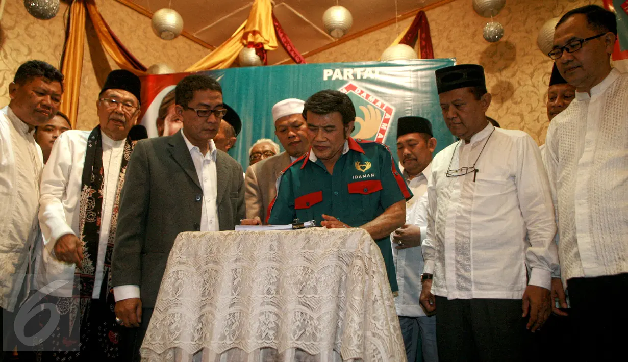 Ketua Umum Partai Idaman (Islam Damai Aman) Rhoma Irama (tengah) saat penandatanganan akta pendirian Partai Idaman yang disaksikan oleh notaris di Jakarta, Sabtu (11/7/2015). (Liputan6.com/Yoppy Renato)