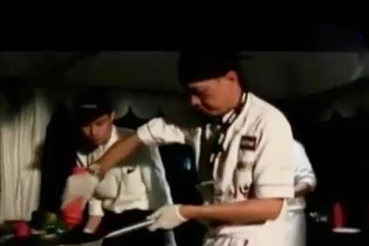 Chef Memasak Sambil Jadi DJ