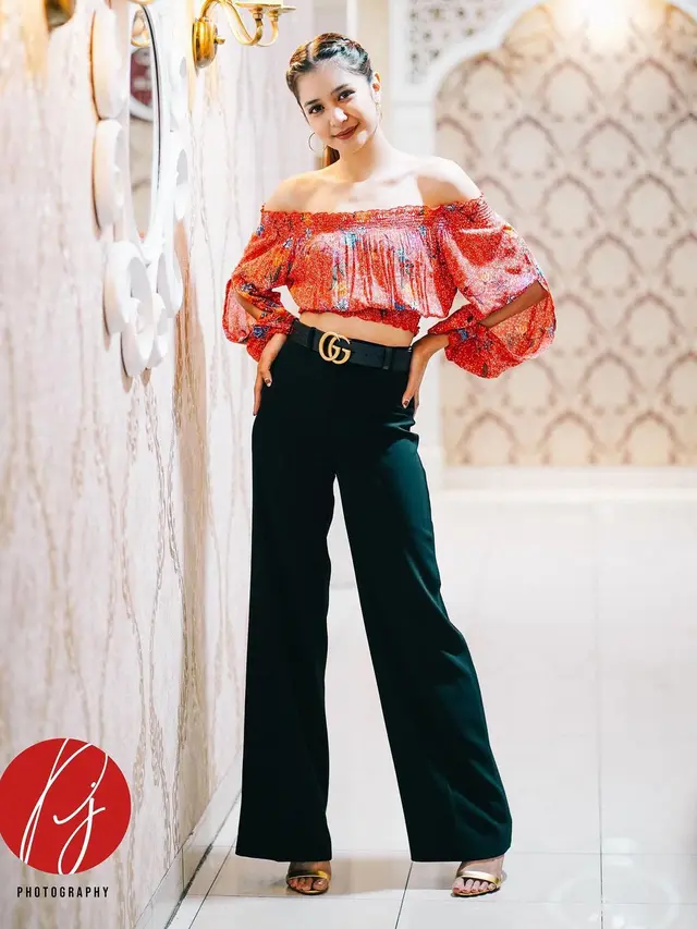 10 Ide Model Baju Batik Wanita Trendi dari Maudy Ayunda hingga Paula Verhoeven