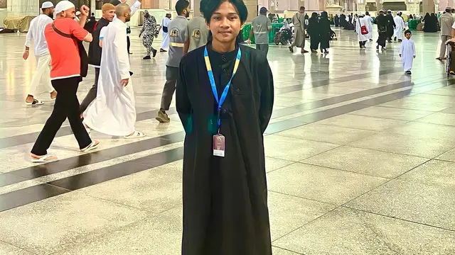 7 Momen Fajar Sadboy Umrah Bareng Manajer, Disebut Semakin Populer