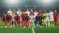 Para pemain Persis Solo dan PSIM Yogyakarta berfoto bersama jelang kick-off laga klasik Derby Mataram di pekan ke-12 BRI Super League 2025/2026 yang berlangsung di Stadion Manahan, Solo, Sabtu (8/11/2025). (Dok. Persis)