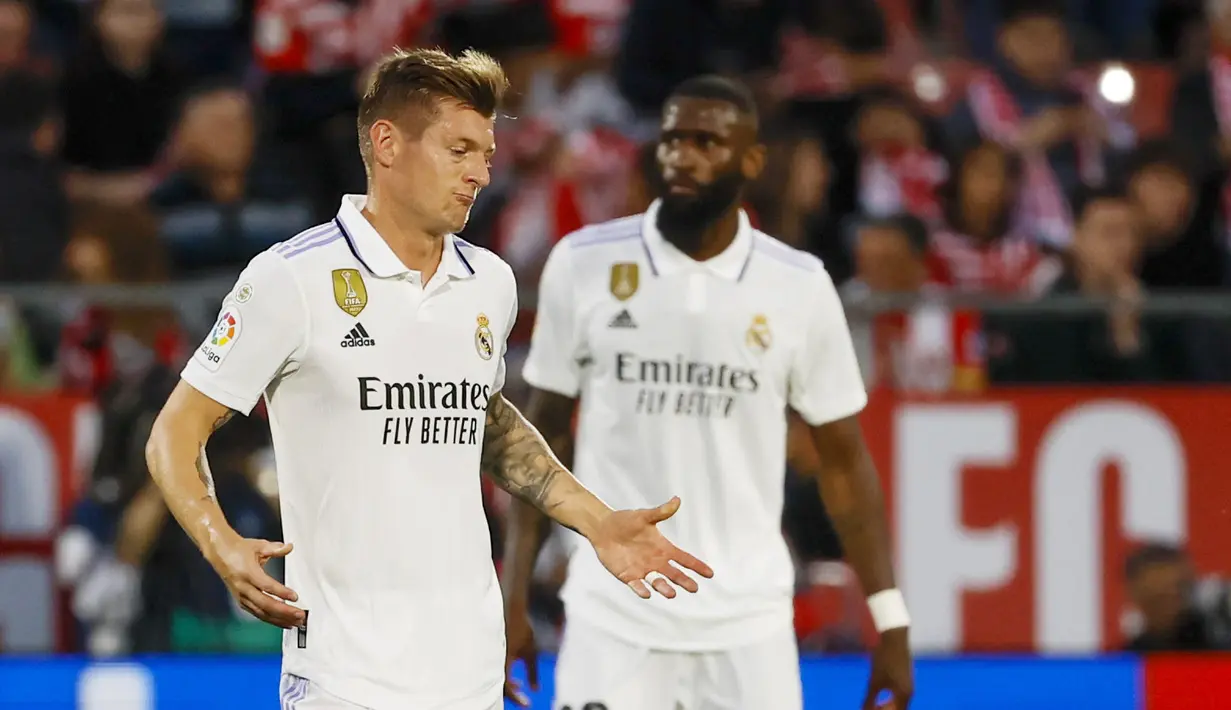 Pemain Real Madrid, Toni Kroos, tampak kecewa setelah ditaklukkan Girona pada laga Liga Spanyol di Stadion Montilivi, Rabu (26/04/2023). Los Blancos takluk dari Girona dengan skor 2-4. (AP Photo/Joan Monfort)