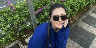 Talitah Curtis tampil percaya diri dengan outfit yang sederhana. [Foto: Instagram/ Talitha Curtis]