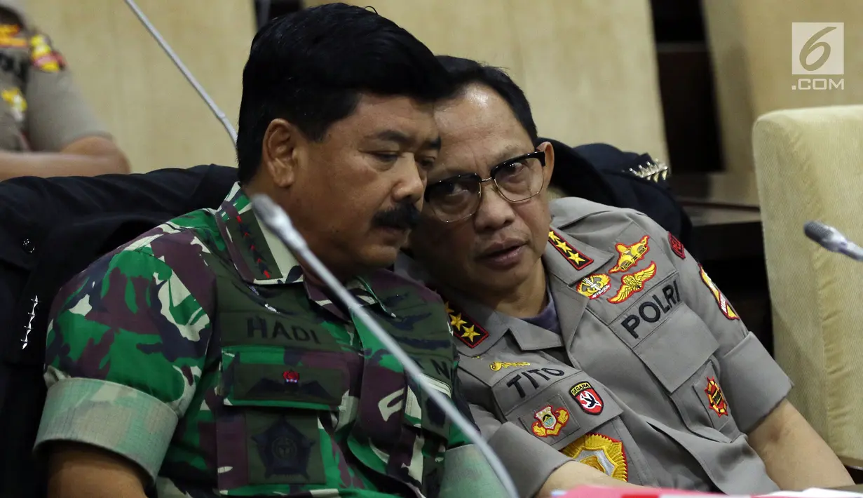 Kapolri Jenderal Tito Karnavian (kanan) berbincang dengan Panglima TNI Marsekal Hadi Tjahjanto saat mengikuti raker dengan Komite I DPD RI di kompleks parlemen, Jakarta, Selasa (7/5/2019). Selain keduanya, raker juga dihadiri perwakilan BIN, Kemenkumham dan Kejaksaan Agung. (Liputan6.com/JohanTallo)
