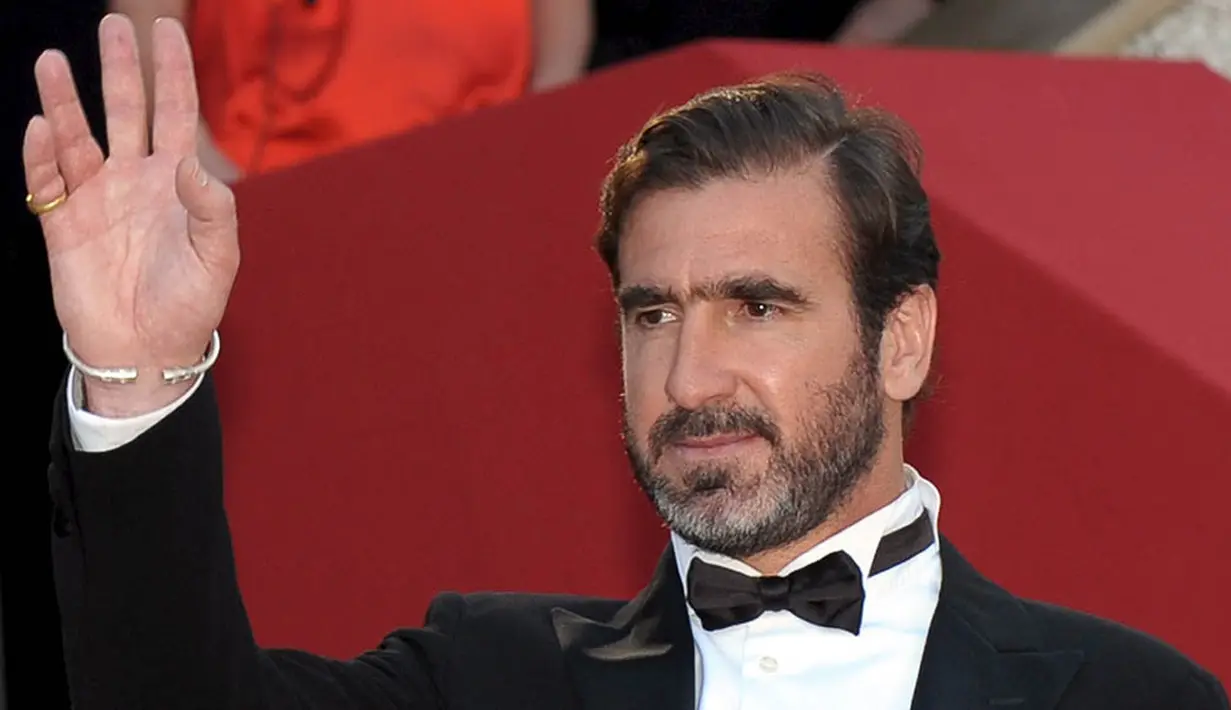 Mantan pesepak bola timnas Prancis, Eric Cantona, menghadiri pemutaran perdana film "Looking for Eric" di Cannes, Prancis, Senin (18/5/2009). (EPA/Christophe Karaba)