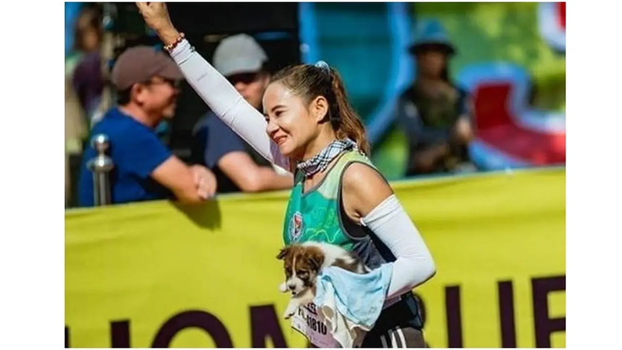 Gadis Ini Selamatkan Anjing Saat Lari Marathon